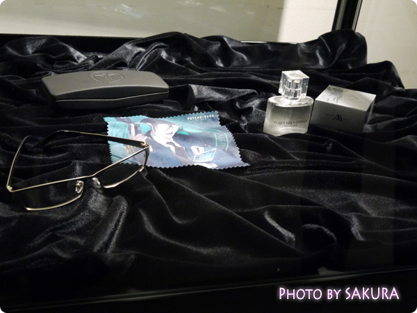 サイコパス×タワーレコード渋谷店 特別展示『GINNOCENT WORLD―宜野座伸元の世界―』　メガネと香水