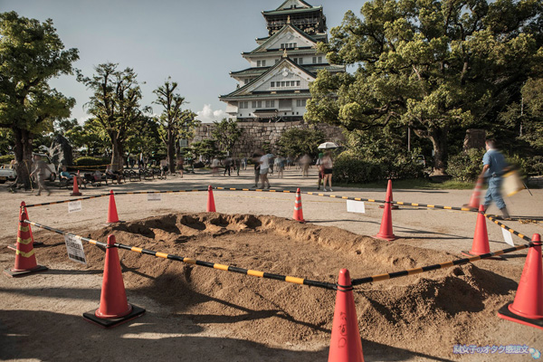 「進撃の巨人展 WALL OSAKA」　大阪城公園　天守閣前広場　超大型巨人の足跡　全体
