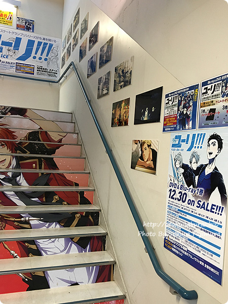 アニメイト池袋本店「ユーリ!!! on ICE」全階段スペース広告＆パネル展示　１階全体