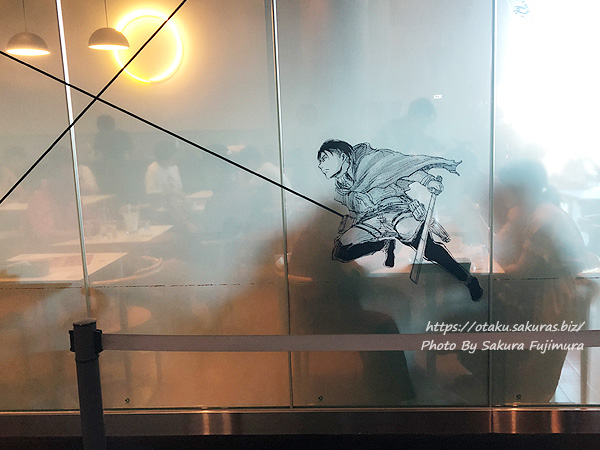 進撃の巨人展FINALコラボカフェ『リーブス商会カフェ in Cafe THE SUN』ガラスに印刷されたリヴァイ兵長